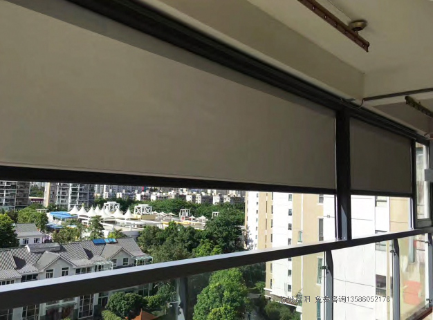 開放陽臺電動防風(fēng)防雨卷簾案例