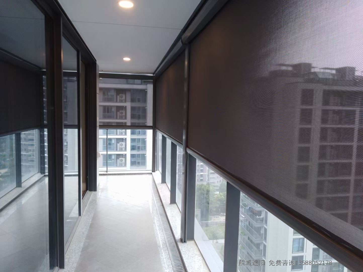 開放陽臺電動防風(fēng)防雨卷簾案例