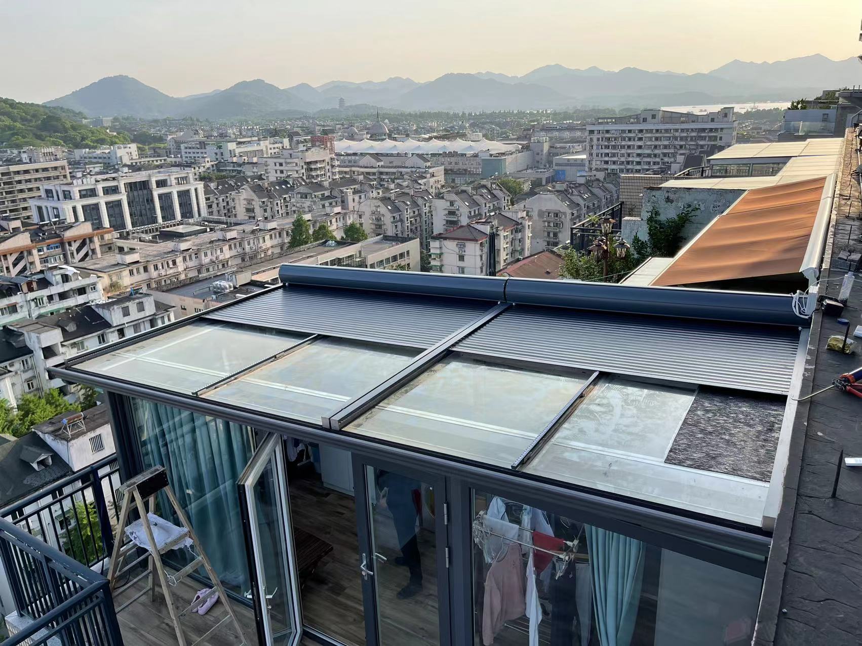 杭州某小區露臺陽光房電動鋁合金天幕案例3