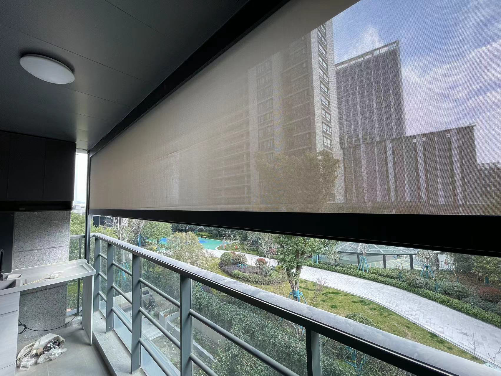 陽臺防風卷簾半開啟狀態（面料開孔率5%）