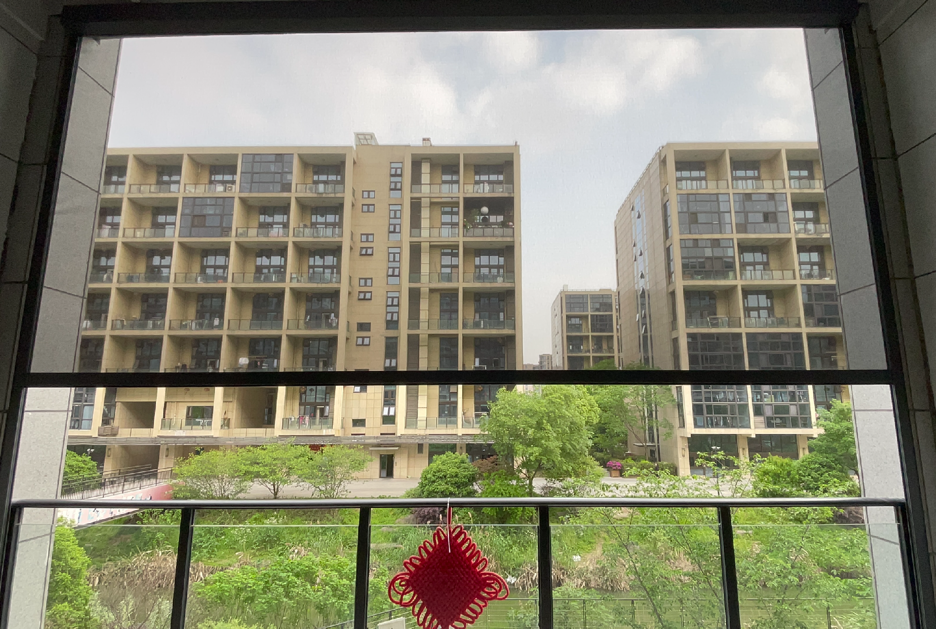 杭州中南未來里大型防風(fēng)卷簾